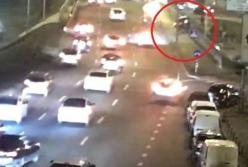 Subaru слетел с моста в Киеве: опубликовано видео ДТП (видео)
