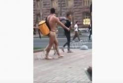Курьер в одних стрингах шел по Киеву (видео)