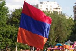 В Ереване митингующие пытались заблокировать здание правительства: 20 человек задержаны (видео)