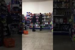 В супермаркете Днепра охранник подрался с покупателем (видео)