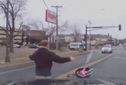 Страшные кадры, как 2-летний ребенок на полном ходу выпал из машины (видео)