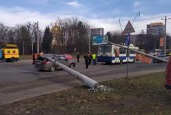 Во Львове на машину и троллейбус упали два бетонных столба (видео)