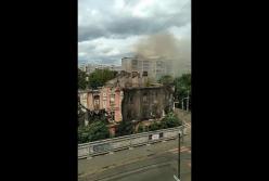 Пожар в историческом здании на Подоле (видео)