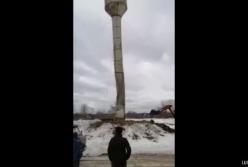 Водонапорная башня рухнула на машину коммунальщиков (видео)
