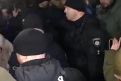 Прямой эфир: под посольством России собираются люди и несут шины (видео)