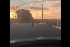 Женщина остановила поезд на ходу и села в него (видео)
