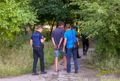 В Киеве двое бездомных выбросили собутыльника из окна (видео)