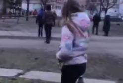 В Киеве девочки-подростки избили ногами бездомного за отказ купить им выпивку (видео)