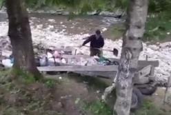 В парке Синевир мужчина выбросил в реку прицеп мусора (видео)