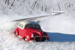 Почему лучше въехать в сугроб: 5 самых главных правил зимнего вождения (видео)