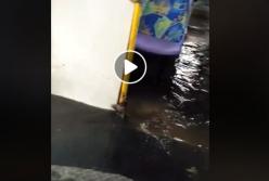 Троллейбус заливает водой на ходу в Киеве (видео)