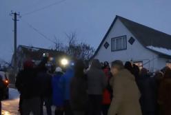 В Жашкове сотни людей взяли в осаду полицию (видео)