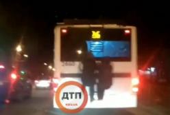 В Киеве подростки экстремально прокатились на троллейбусе (видео)