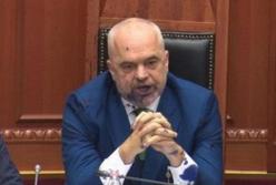 Шприц, чернила, скандал: в парламенте Албании брызнули чернилами в лицо премьер-министру (видео)
