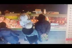 Наглая воровка мастерски обчистила сумку в магазине (видео)