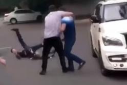 В центре Киева неадекват напал на семью с ребенком (видео)
