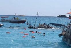 В Турции на курорте затонул катер с туристами (видео)