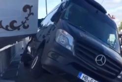 ​Российский парусник "Мир" разбил немецкий микроавтобус Mercedes  (видео)