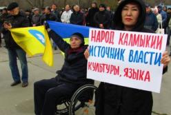 В Калмыкии люди вышли на протест с флагами Украины против мера из "ДНР" (видео)