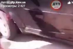 Перепутала педали: девушка-водитель сбила на тротуаре пенсионерку (видео)