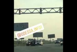 В Одессе водители не поделили дорогу и устроили драку возле машин (видео)