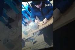 Наглый вор в Киеве украл телефон прямо под камерой (видео)