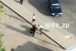 В Запорожье на улице палками избили мужчину (видео)
