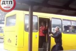 "Ремонт на ходу": в Киеве водитель выломал дверь в маршрутке (видео)