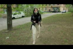 В Киеве мужчину забили лопатами и бросили умирать посреди улицы (видео)