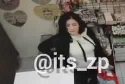 В Запорожье воровка в торговом центре попала на камеру видеонаблюдения (видео)