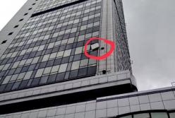 Дело закрыто: из окна суда в Киеве выдуло тысячи дел (видео)