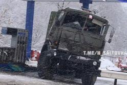 В Харькове военный грузовик врезался в заправку (видео)