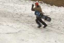 Невероятный снегопад посреди лета в Карпатах: эвакуация детей (видео)