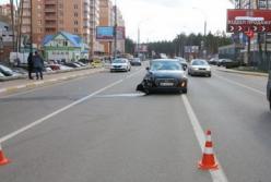 Под Киевом Hyundai снес двух девушек на дороге (видео)