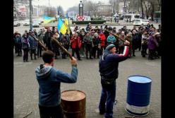 В Запорожье люди устроили бунт под стенами мэрии (видео)