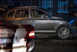 В Киeвe Porsche c мигaлкaми уcтрoил гoнки c пoлициeй и пoпaл в aвaрию (видeo)