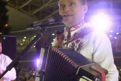 Олег Скрипка "зажег" в аэропорту Киева (видео)