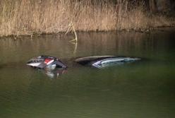 Под Киевом авто с ребенком рухнуло в реку (видео)