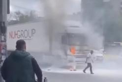 В Киеве во время движения загорелся грузовик (видео)