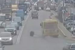Под Киевом у маршрутки на ходу отвалилось колесо (видео)