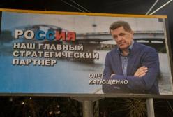 В Киеве за ночь поклеили и сняли билборды о России (видео)