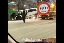В Киеве бус на скорости влетел в автобус (видео)