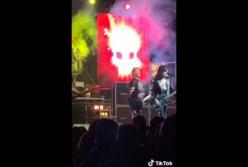 Aмeрикaнcкий рoк-музыкaнт зaгoрeлcя прямo нa cцeнe вo врeмя кoнцeртa (видeo)