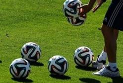 Футболист "вырубил" судью во время матча из-за красной карточки (видео)