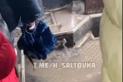 В Харькове затопило автобус с пассажирами (видео)