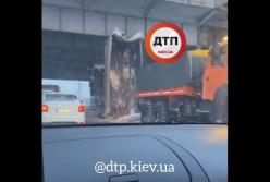 В Киеве самосвал врезался в путепровод и "завис" на нем (видео)