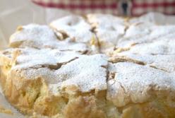 Нежная и воздушная шарлотка: всего 4 ингредиента (видео)