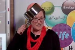 На онлайн-уроке учитель надела кастрюлю на голову (видео)