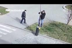 В Бердянске возле мэрии наркоман «под кайфом» сломал два шлагбаума (видео)