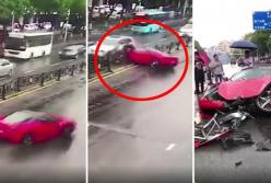 Удивительное ощущение: женщина за минуты разбила прокатный Ferrari (видео)